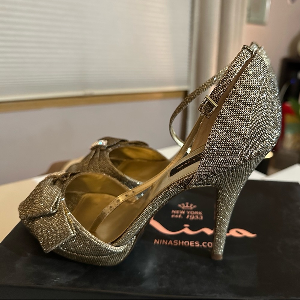 Gorgeous gold glittery 4 1/2” heels
